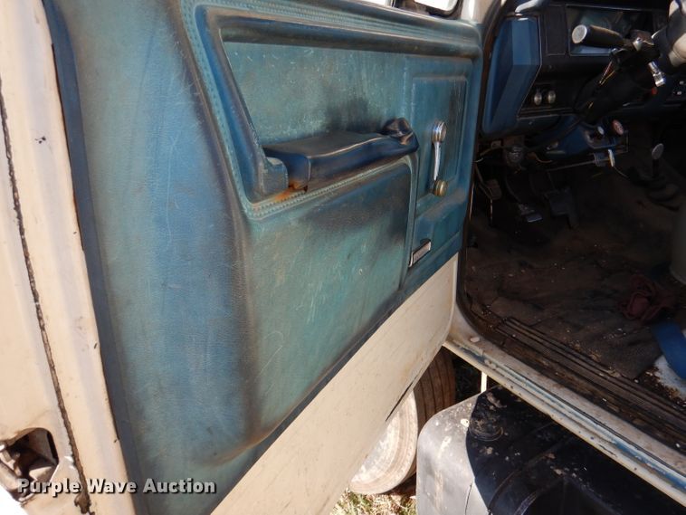 image for item DJ3771 1982 Ford F600  bucket truck