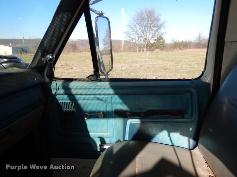 image for item DJ3771 1982 Ford F600  bucket truck