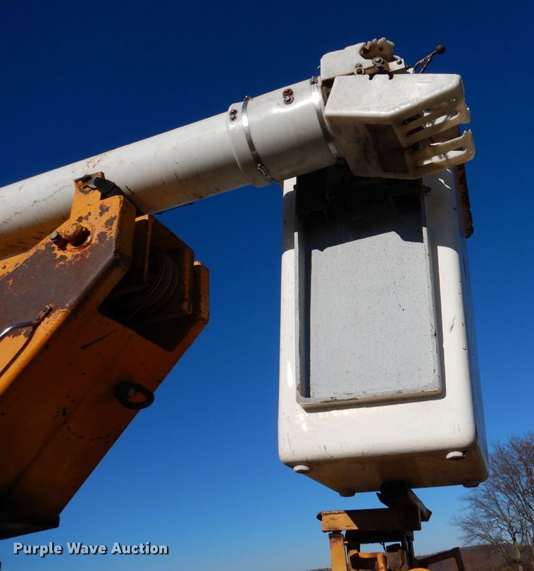 image for item DJ3771 1982 Ford F600  bucket truck