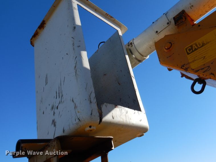 image for item DJ3771 1982 Ford F600  bucket truck