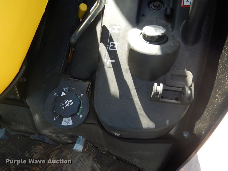 image for item ED9911 2019 John Deere 1025R  MFWD tractor