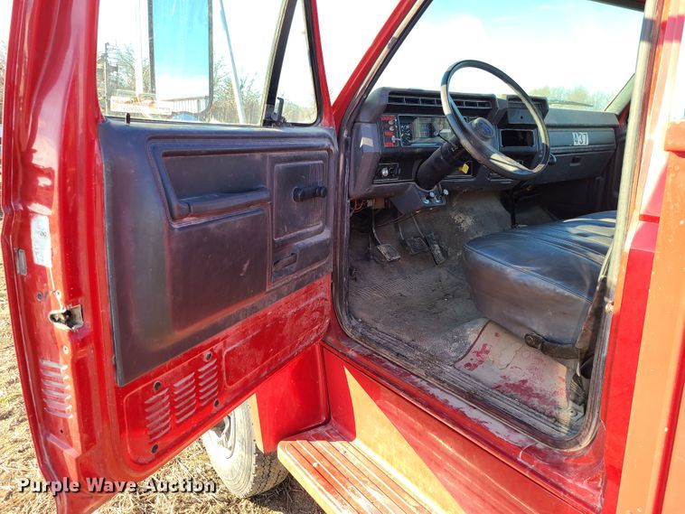 image for item GB9059 1990 Ford F700  utility / service truck