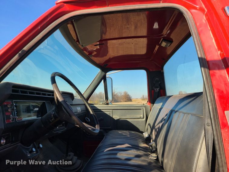 image for item GB9059 1990 Ford F700  utility / service truck