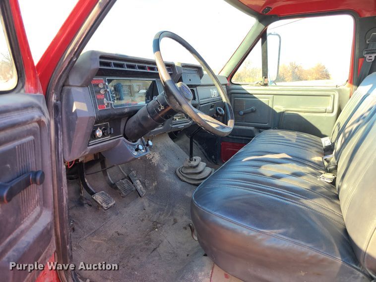 image for item GB9059 1990 Ford F700  utility / service truck