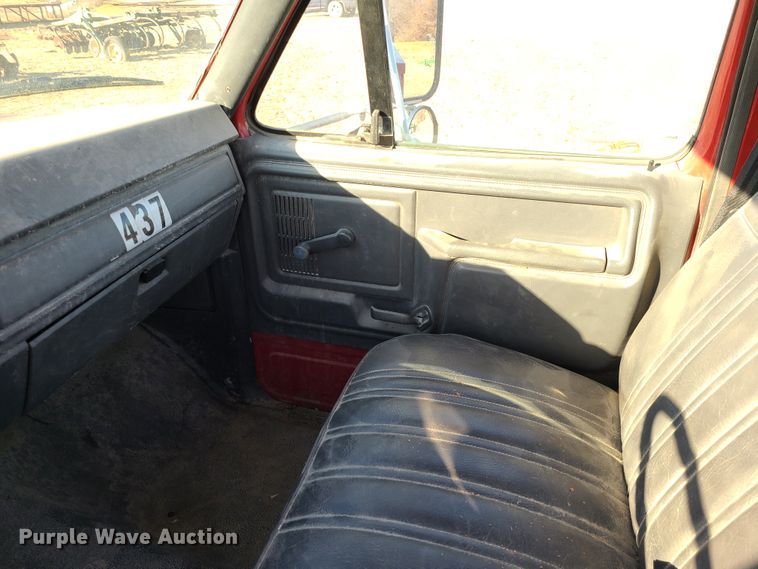 image for item GB9059 1990 Ford F700  utility / service truck