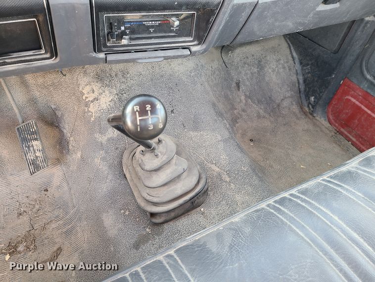 image for item GB9059 1990 Ford F700  utility / service truck