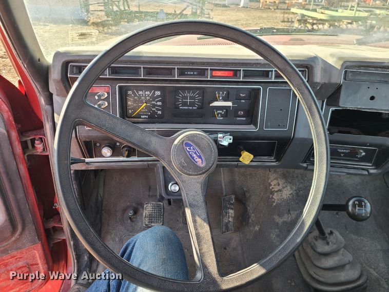 image for item GB9059 1990 Ford F700  utility / service truck