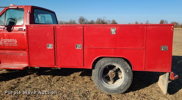image for item GB9059 1990 Ford F700  utility / service truck