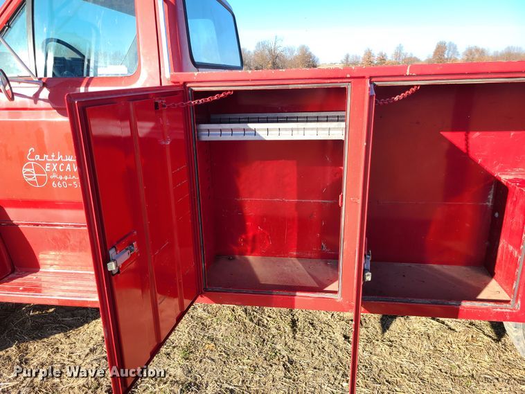 image for item GB9059 1990 Ford F700  utility / service truck