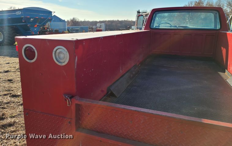 image for item GB9059 1990 Ford F700  utility / service truck