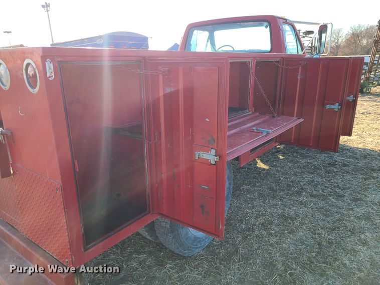 image for item GB9059 1990 Ford F700  utility / service truck