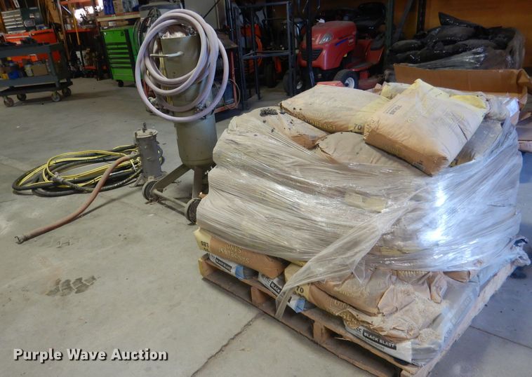 image for item HU9350 Clemco 1042  media blaster