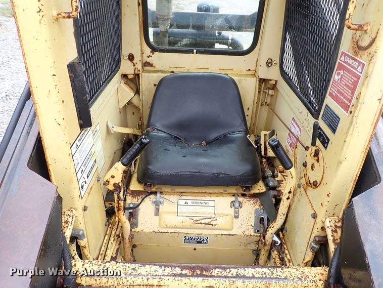 image for item IC9583 1984 New Holland L455  skid steer loader