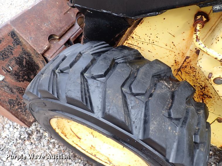 image for item IC9583 1984 New Holland L455  skid steer loader
