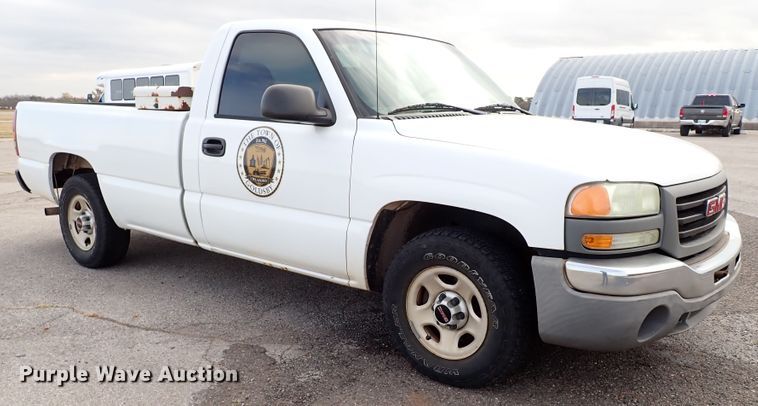 image for item IC9683 2003 GMC Sierra  pickup truck