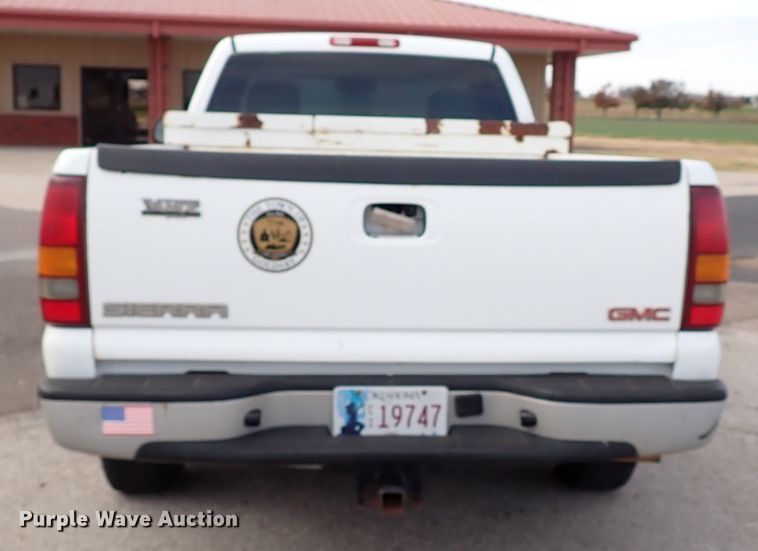 image for item IC9683 2003 GMC Sierra  pickup truck