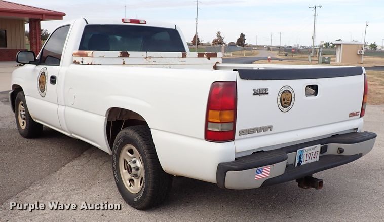 image for item IC9683 2003 GMC Sierra  pickup truck