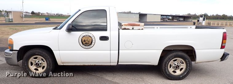 image for item IC9683 2003 GMC Sierra  pickup truck