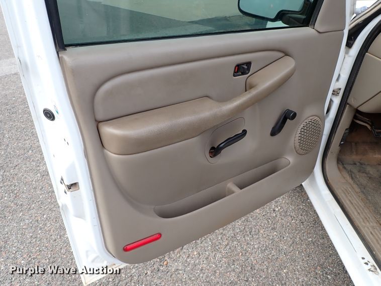 image for item IC9683 2003 GMC Sierra  pickup truck