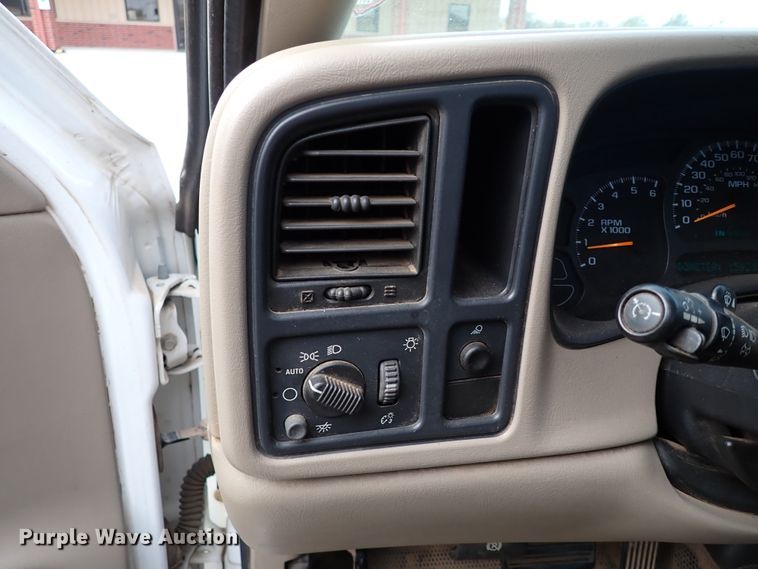 image for item IC9683 2003 GMC Sierra  pickup truck