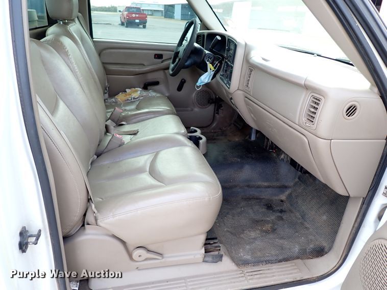 image for item IC9683 2003 GMC Sierra  pickup truck