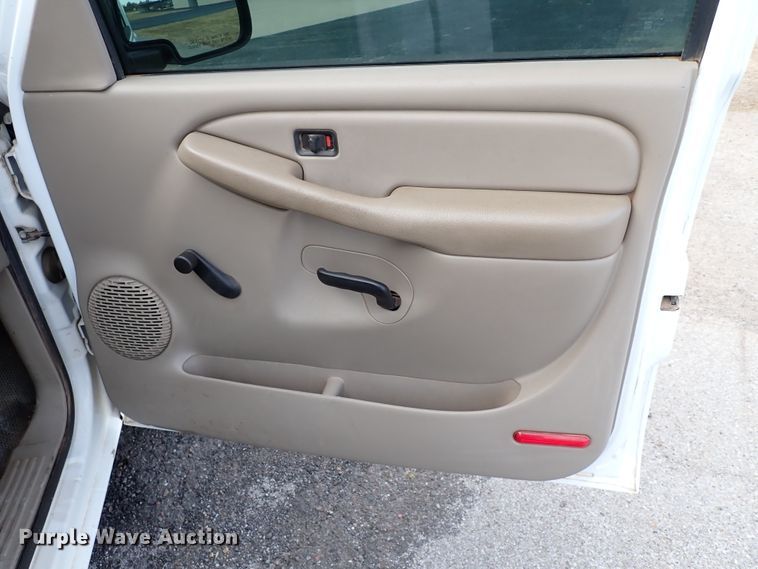 image for item IC9683 2003 GMC Sierra  pickup truck