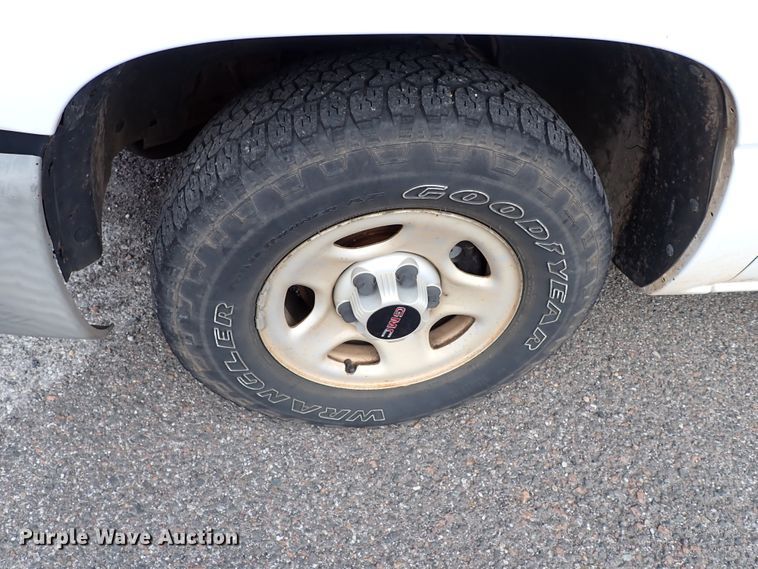 image for item IC9683 2003 GMC Sierra  pickup truck