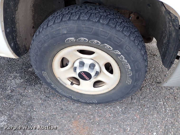 image for item IC9683 2003 GMC Sierra  pickup truck