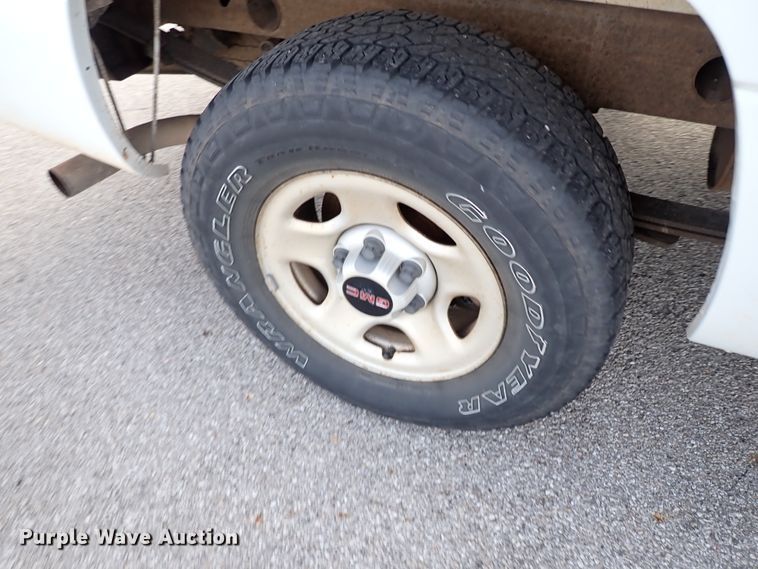 image for item IC9683 2003 GMC Sierra  pickup truck