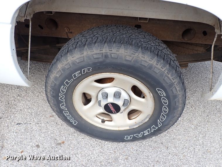 image for item IC9683 2003 GMC Sierra  pickup truck