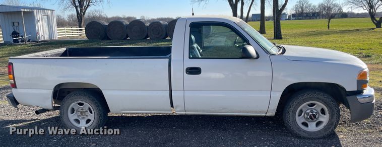 image for item ID9589 2003 GMC Sierra 1500  pickup truck