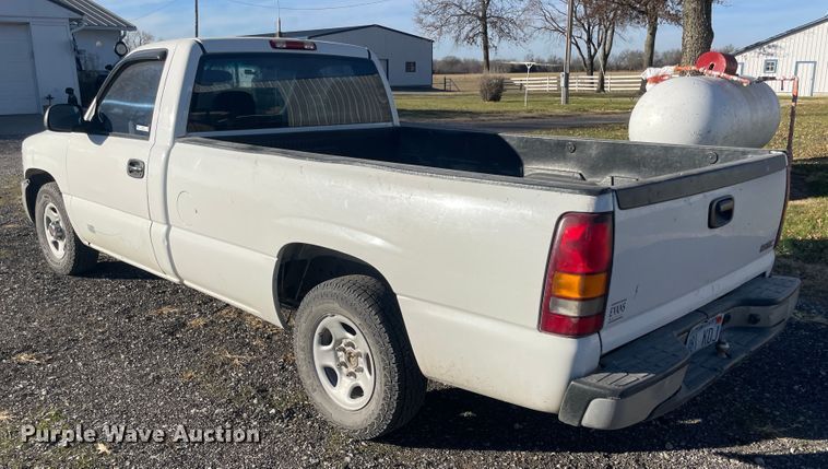 image for item ID9589 2003 GMC Sierra 1500  pickup truck