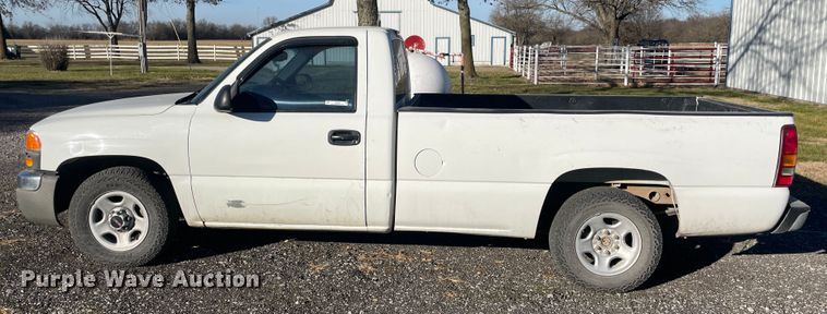 image for item ID9589 2003 GMC Sierra 1500  pickup truck