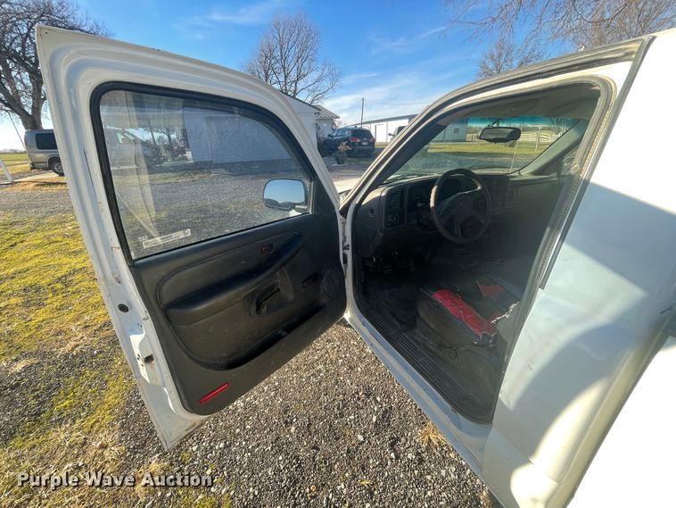 image for item ID9589 2003 GMC Sierra 1500  pickup truck