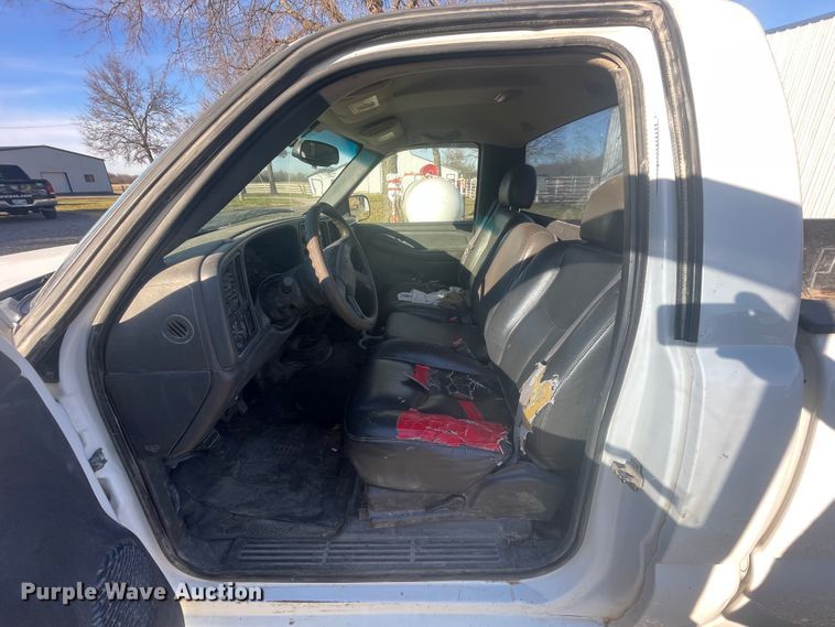 image for item ID9589 2003 GMC Sierra 1500  pickup truck