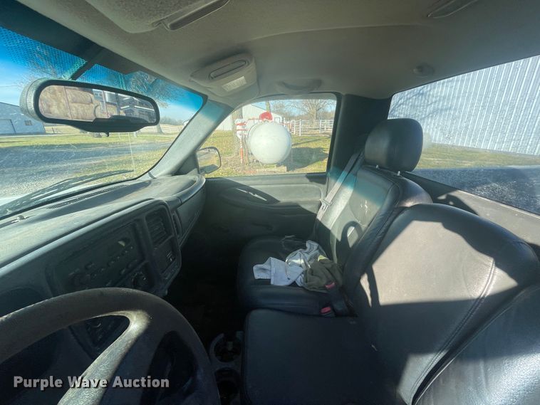 image for item ID9589 2003 GMC Sierra 1500  pickup truck