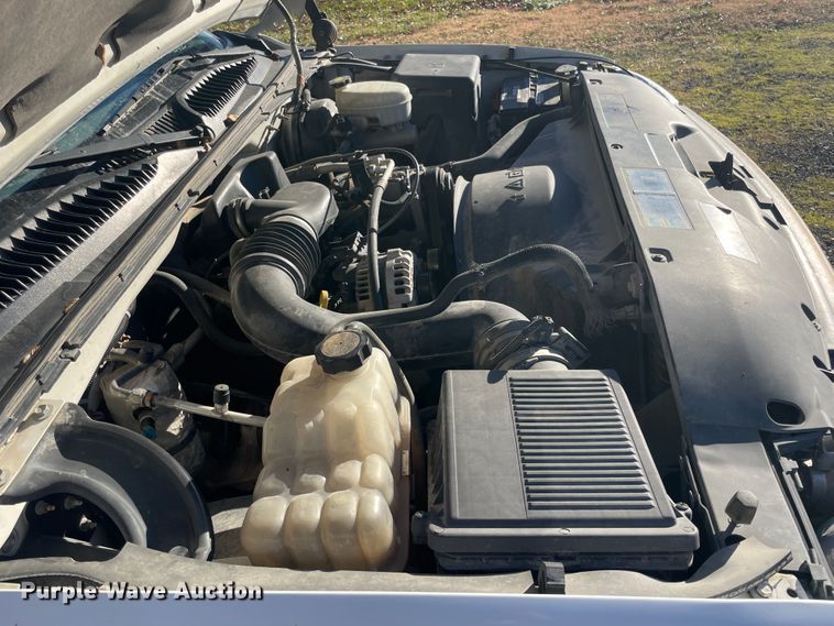 image for item ID9589 2003 GMC Sierra 1500  pickup truck