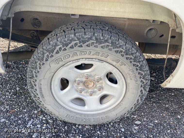 image for item ID9589 2003 GMC Sierra 1500  pickup truck