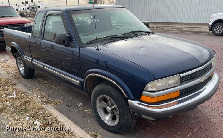 image for item IJ9503 1998 Chevrolet S10  Ext. Cab pickup truck