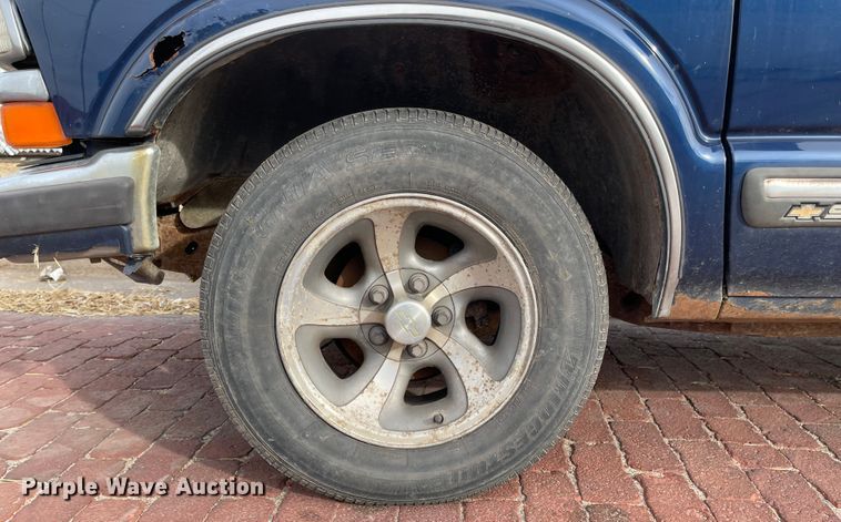 image for item IJ9503 1998 Chevrolet S10  Ext. Cab pickup truck