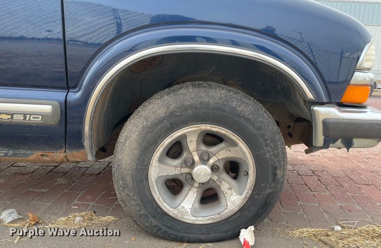 image for item IJ9503 1998 Chevrolet S10  Ext. Cab pickup truck