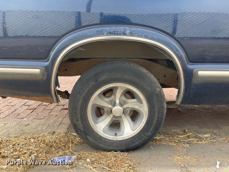 image for item IJ9503 1998 Chevrolet S10  Ext. Cab pickup truck