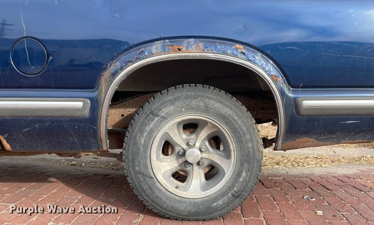 image for item IJ9503 1998 Chevrolet S10  Ext. Cab pickup truck