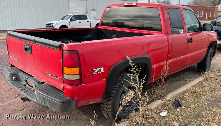 image for item IJ9504 2000 Chevrolet Silverado 1500  Ext. Cab pickup truck