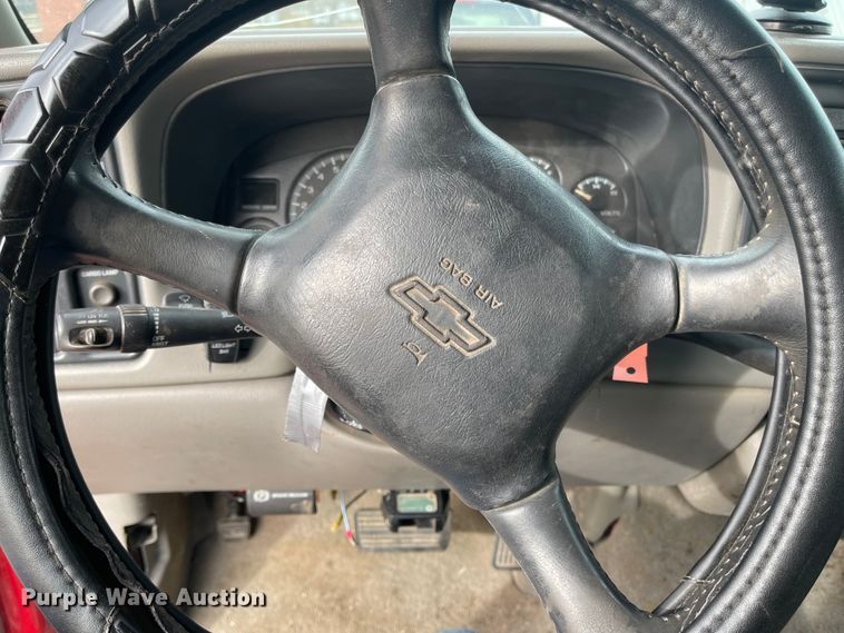 image for item IJ9504 2000 Chevrolet Silverado 1500  Ext. Cab pickup truck