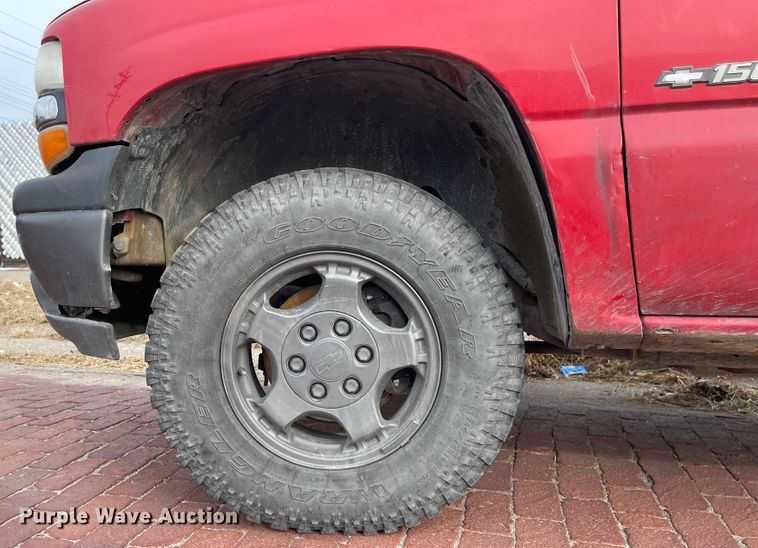 image for item IJ9504 2000 Chevrolet Silverado 1500  Ext. Cab pickup truck