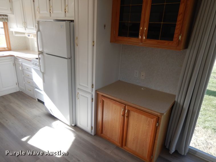 image for item IO9555 2004 Damon 38FK  camper