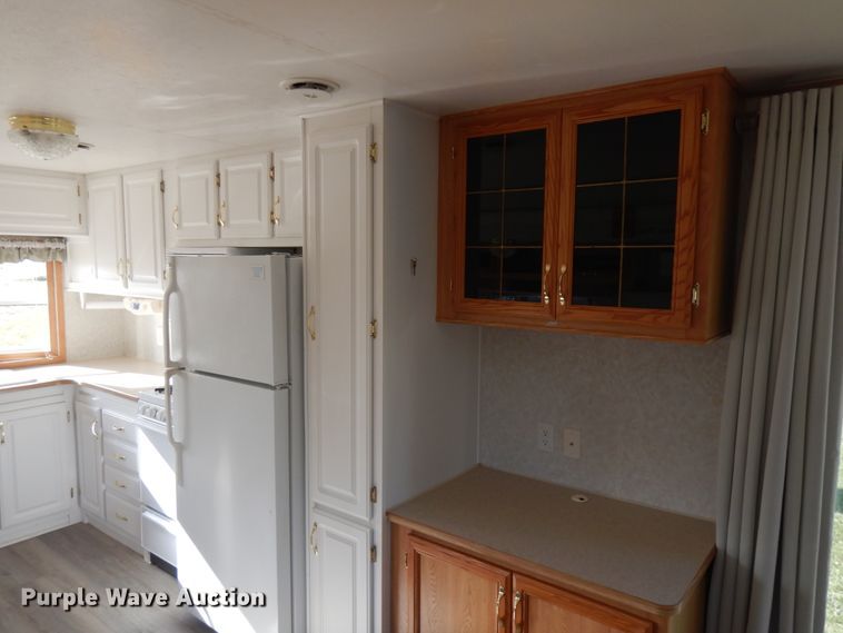 image for item IO9555 2004 Damon 38FK  camper