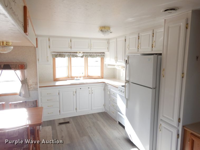 image for item IO9555 2004 Damon 38FK  camper