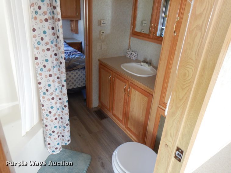 image for item IO9555 2004 Damon 38FK  camper